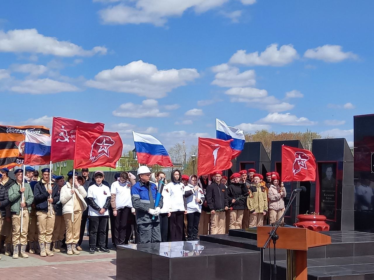 Зажжен вечный огонь.