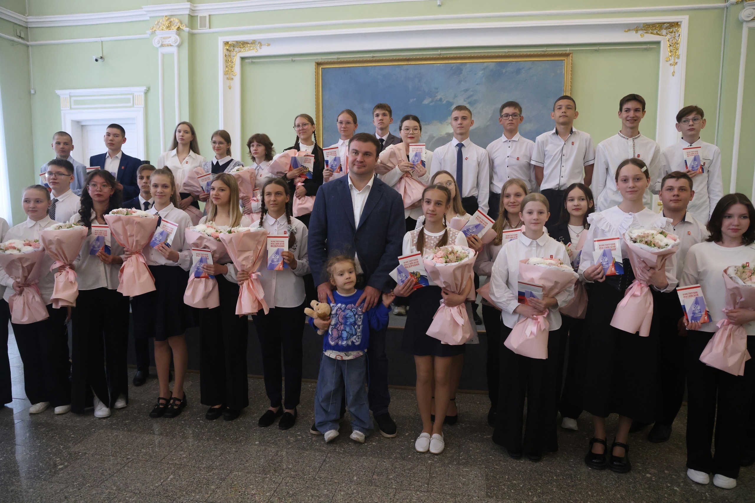 Торжественное вручение паспортов.